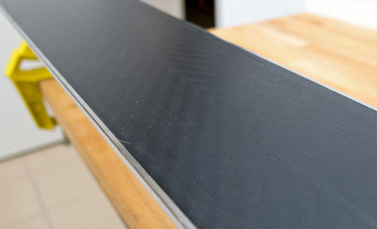 un ski bien farté dos d'un ski farté