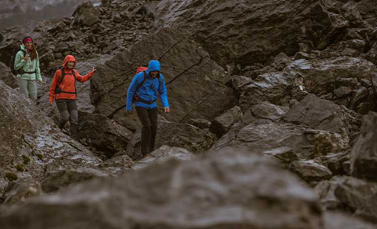 colonne d'eau des imperméables Randonneurs en montagne sous la pluie avec des imperméables