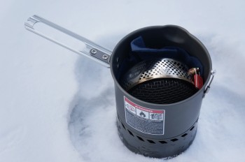 Auch der Brenner des MSR Reactor findet im 1-Liter-Topf Platz. Die Gaskartusche leider nicht. | Foto: Hendrik Morkel