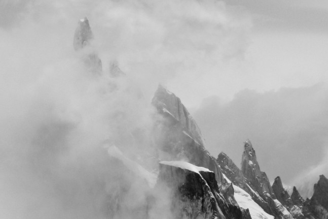 Granitfelsen des Cerro Torre in Nebel und Wolken