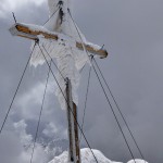 Das Gipfelkreuz der Fineilspitze, großartige Tiefblicke auf schmalem Grat inklusive.