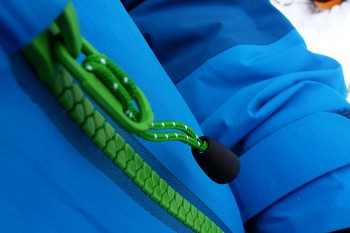 Die wasserabweisenden Aquaguard-Reißverschlüsse mit integriertem Abfluss lassen keinen Tropfen durch | Foto: Axel Grusser