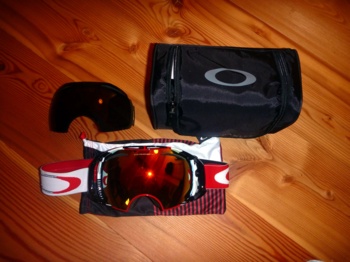 Die Packung der Oakley Airbrake ist gut gefüllt. Wechselgläser, Schutztücher und mehr. | Foto: Valentin Sauer