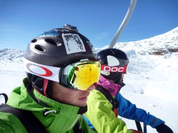 Die Oakley Airbrake Skibrille macht auch am Helm eine gute Figur. | Foto: Valentin Sauer