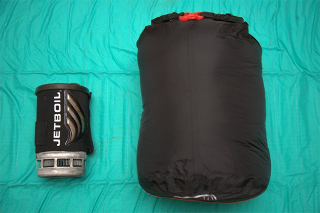 Im Lieferumfang ist dieser Packsack enthalten. Für die meisten Unternhemungen in die Kälte ist dieses Packmaß ausreichend. | Foto: Uwe Daniel