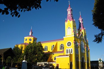 Geschmackssache: Die gelbe Kathedrale von Castro, der Hauptstadt von Chiloé. | Foto: Franziska Körner