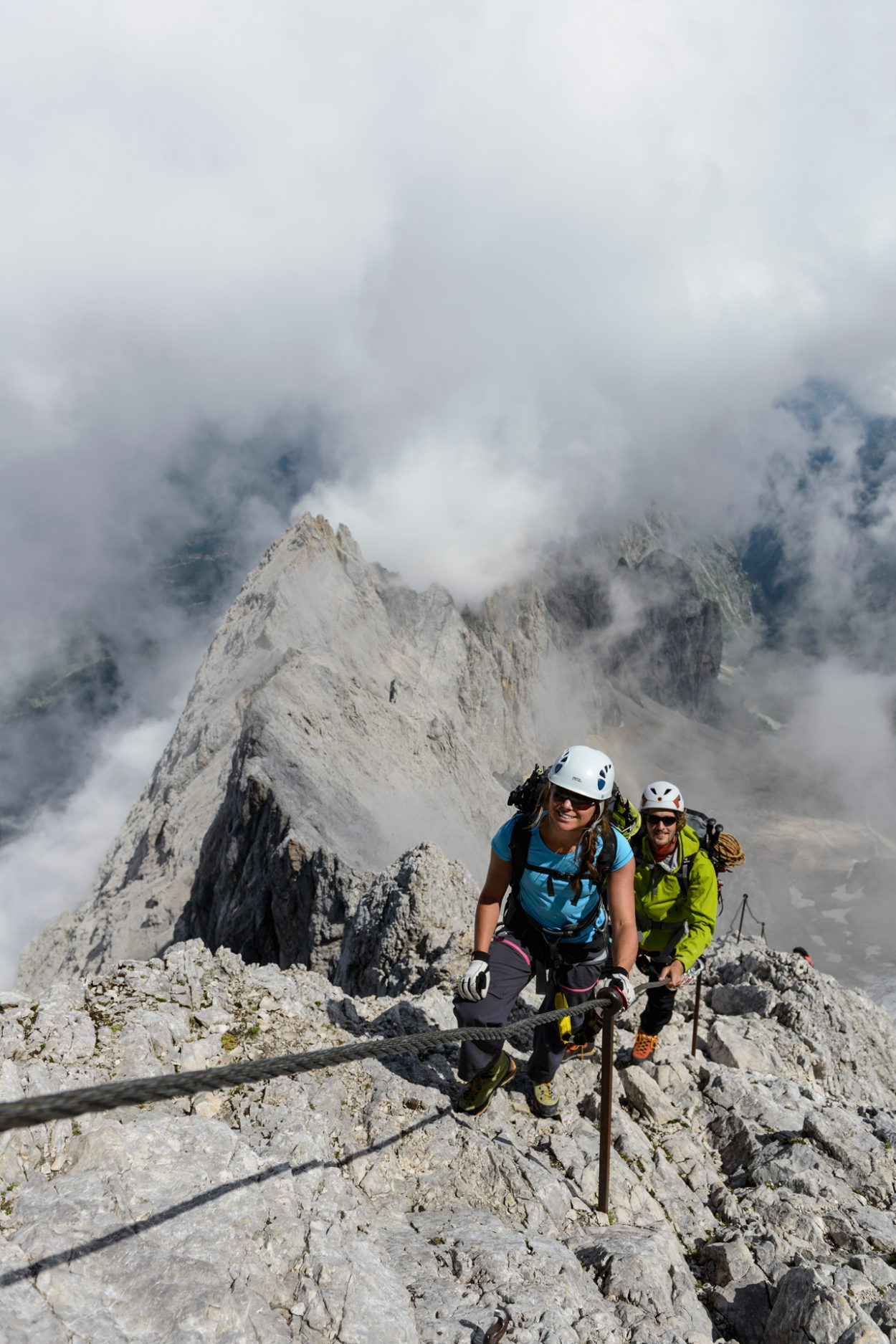 Rund fünf Stunden sind für den Aufstieg zur Zugspitze zu rechnen. Bergab geht es meist mit der Bahn. | Foto: Zugspitz_region_Foto W. Ehn