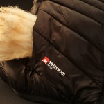 Je gröber die Wolle, desto kratziger. Daher kommt die Wolle aus der Schweiz nicht direkt auf der Haut zum Einsatz, sondern gelangt zum Beispiel als Füllung in die Isolationsjacken und -westen von Ortovox. | Foto: Ortovox