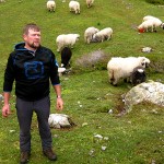 Heinz Brog kümmert sich nebenberuflich um den Schafwollbetrieb und verarbeitet als Kardmeister seine Wolle selbst.