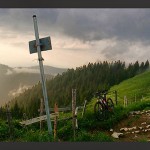 Panorama Teil 2: Der Trail führt rechts vom Gipfel runter zur Schild und dann weiter zur Lenggrieser Hütte. | Foto: Valentin Sauer