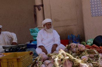 Auf dem Souq in Nizwa, frischer Knoblauch aus freundlichen Händlerhänden. | Foto: Benny Trautmann