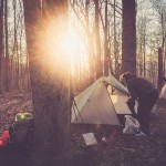 Campen mitten im Wald und dabei den traumhaften Sonnenuntergang genießen. | Foto: Feel4Nature
