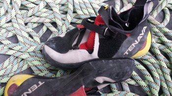 Der Tenaya Iati Test zeigt ganz deutlich was der Schuh kann: Spitze und Kante sind auf Krawall getrimmt und stehen wirklich überall. | Foto: Martin Hanke