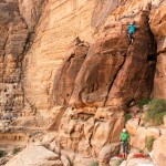 Erste Kontaktaufnahme mit dem Fels im Wadi Rum. | Foto: Michael Seidl