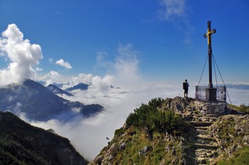 Mächtiger Ausblick: Vom Hochfelln blickt man weit über das Bayerische Voralpenland - oder das endlose Wolkenmeer. Beides ist eindrucksvoll. | Foto: Andrea Obele