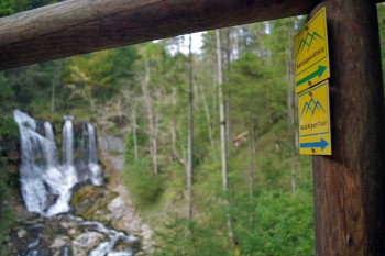 Nicht jeder will Weitwandern. Wer einzelne Tagesetappen am SalzAlpenSteig mit den SalzAlpenTouren kombiniert, kann einzelne Wanderregionen ideal von einem stationären Basislager aus erkunden. Zum Beispiel den Chiemgau und das angrenzende Berchtesgadener Land mit den Weißbach Wasserfällen. | Foto: Andrea Obele