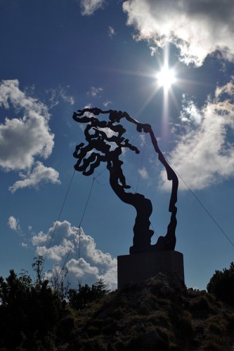 Monumental ragt die "Hand Adams" von Walter Angerer dem Jüngeren am Rauschberg in den Himmel. | Foto: Andrea Obele