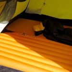 Durch die konturierte Form passt die Matte auch neben einer zweiten ins Zelt. | Foto: Ulrike Heidinger