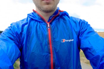 Schnörkellos: Berghaus verzichtet bei derVL Hyper Smock 2.0 auf überflüssigen Schnickschnack. | Foto: Basti Fiedler