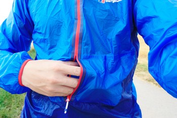 Der einfach bedienbare Frontreißverschluss lässt eine ausgezeichnete Belüftung zu. | Foto: Basti Fiedler