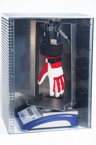 Analog zu Schuhen wird auch bei Handschuhen die Atmungsaktivität geprüft. Statt einer Socke wird allerdings ein Membran-Handschuh mit Wasser geflutet, erwärmt und nach Ablauf des Testzeitraums auf Gewichtsverlust kontrolliert. Leichter Wind und ein kontrolliertes Raumklima simulieren dabei winterliche Bedingungen.
