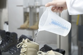 Wesentlich schneller lässt sich die Dichtigkeit von Schuhen in der Zentrifuge überprüfen. Hierfür wird Wasser direkt in den Schuh gekippt. Ein Stück farbiges Löschpapier unter der Sohle lässt austretende Wassertropfen sofort erkennen. | Foto: W. L. Gore & Associates