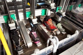 Im Quality-Flexer absolvieren Gore-Tex-Schuhe einen Belastungstest. Das Prüfgerät simuliert Gehbewegungen in einem Wasserbecken, die Tiefe variiert je nach Einsatzbereich der Schuhe.| Foto: W. L. Gore & Associates
