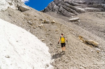 Im Grund des Ofentals geht es flott über Geröll bergab. | Foto: Franz Güntner