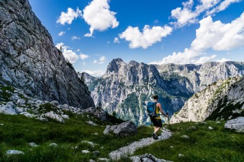 Nach 800 Höhenmetern Abstieg wird der Weg wieder einfacher und die Landschaft zunehmend grüner. | Foto: Franz Güntner