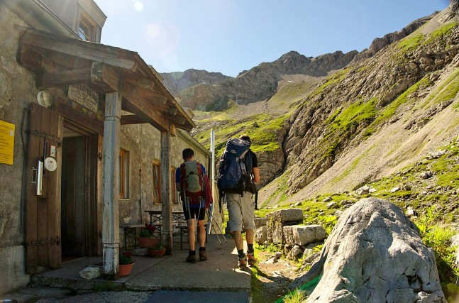 Wanderer am Prinz-Luitpold-Haus (1.842 Meter). | Foto: Sabine Dettling