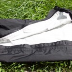 Der durchgehende Reißverschluss erleichtert das Anziehen der Regenhose mit Bergschuhen. | Foto: Christina Bisanz-Sichert