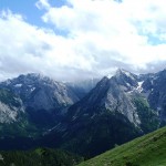Vis à vis blinzelt die leicht bestäubte Falkengruppe aus den Wolken. | Foto: Arnold Zimprich