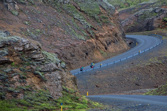 Auf dem Weg nach Þingvellir warten die ersten Anstiege auf uns und unsere Fahrräder. | Foto: Johannes Wolf
