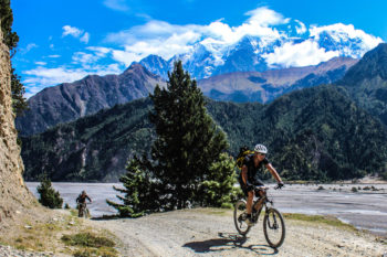 Mountainbiker unterwegs nach Tatopani/Nepal