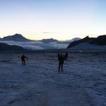 Sonnenaufgang auf dem Allalingletscher. | Foto: Ben Weiler