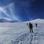 Über den Allalingletscher geht es wieder hinab. | Foto: Ben Weiler
