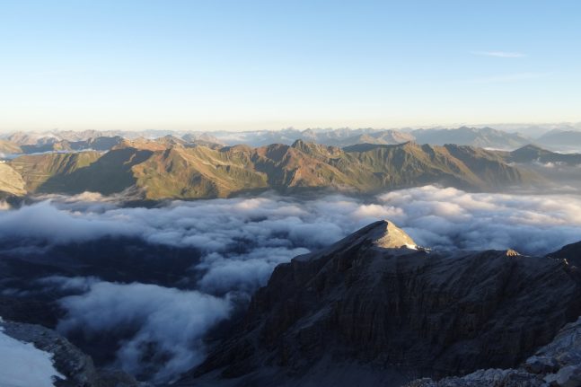 Die ersten Sonnenstrahlen spenden Wärme und geben einen fantastischen Blick frei. | Foto: Basti Fiedler