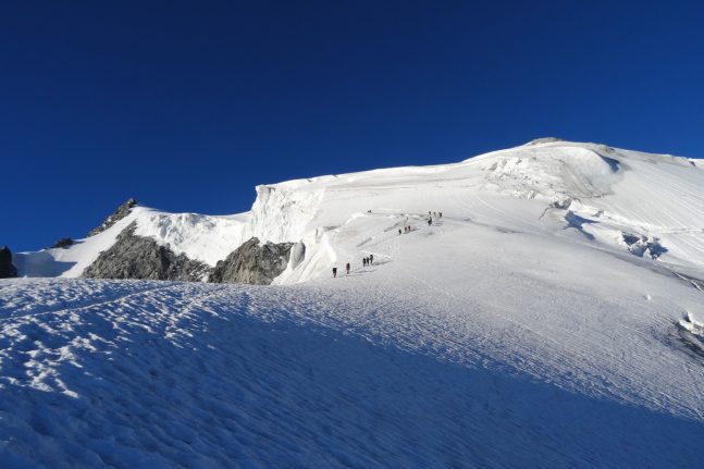 Nach der letzten Steilstelle neigt sich das Gelände zurück und es geht erstmal wieder über den etwas flacheren Gletscher. | Foto: Basti Fiedler