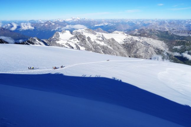 Auf dem oberen Teil des Ortlerplatts neigt sich das Gelände zurück - Blick vom Gipfel auf den Aufstiegsweg. | Foto: Basti Fiedler