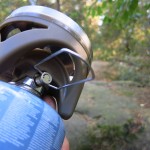 Der Hebel zur Gasregulierung muss herausgeklappt werden, bevor man den Brenner auf die Kartusche aufschraubt. Das anschließende Einklappen garantiert, dass nichts beim Transport im Packsack kaputtgeht. | Foto: Iris Schulte Renger