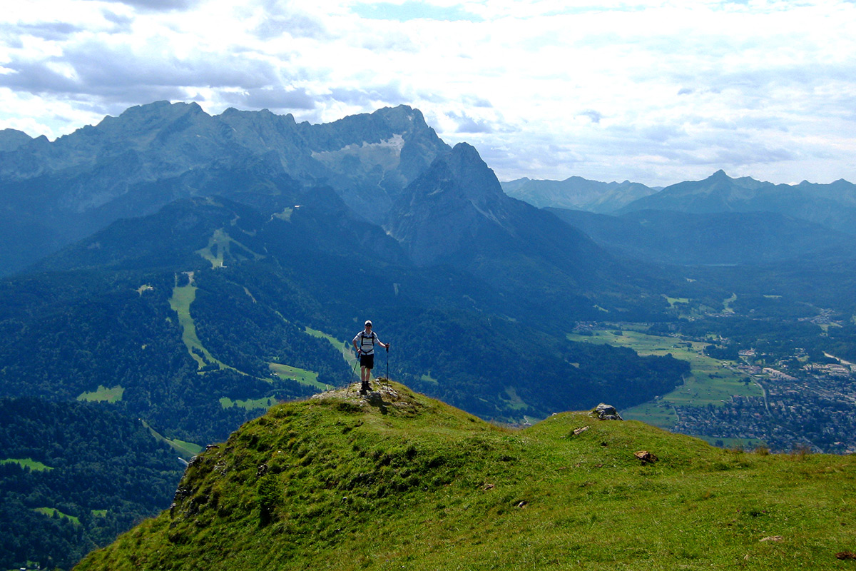 Wer dem eifrigen Gipfelbetrieb am Wank entfliehen will, genießt das Zugspitzpanorama vom grasigen Rücken des Rosswank.