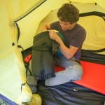 Im Packsack schrumpft der Kunstfaserschlafsack auf handliche 20x26 Zentimeter. | Foto: Stefan Rehm