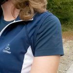 Die Weste schließt im Schulterbereich dank Gummibund gut ab. | Foto: Barbara Strobl