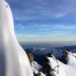 Ganz oben auf 4.061 Metern steht eine weiße Plastik-Madonna für ein gemeinsames Gipfel-Selfie bereit. | Foto: Michael Hrobath