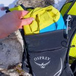 Eine dünne Laufjacke findet zusätzlich neben einer gefüllten Trinkblase Platz. Ist die Jacke dicker, wird es jedoch eng. | Foto: Flo Glott