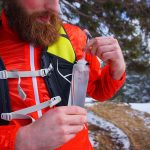 Durch das verlängerte Beißventil kann man ohne Zuhilfenahme einer Hand trinken. | Foto: Flo Glott