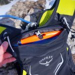 Für längere Läufe findet eine Trinkblase in der Osprey Laufweste Platz, die über einen kleinen Clip aufgehängt werden kann. | Foto: Flo Glott