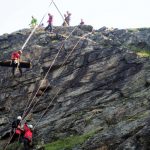 Zur Wandbergung setzt die Bergrettung ein sogenanntes Zweibein ein. | Foto: Bergrettung Tirol
