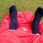 Der Reißverschluss am Fußende ermöglicht es, die Füße rauszustrecken und auf dem Schlafsack abzulegen. | Foto: Jens Blume