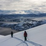 Abfahrt mit Blick auf Fjorde, Berge und Tromsø (ganz links). | Foto: Sebastian Fiedler